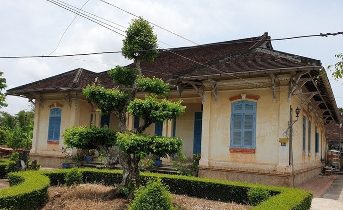 Đó là kiến trúc của hệ mái lợp, vòm cửa chạm trổ hoa văn, phù điêu đậm chất nghệ thuật với hoạ tiết tinh tế. Ảnh: Luhanhvietnam