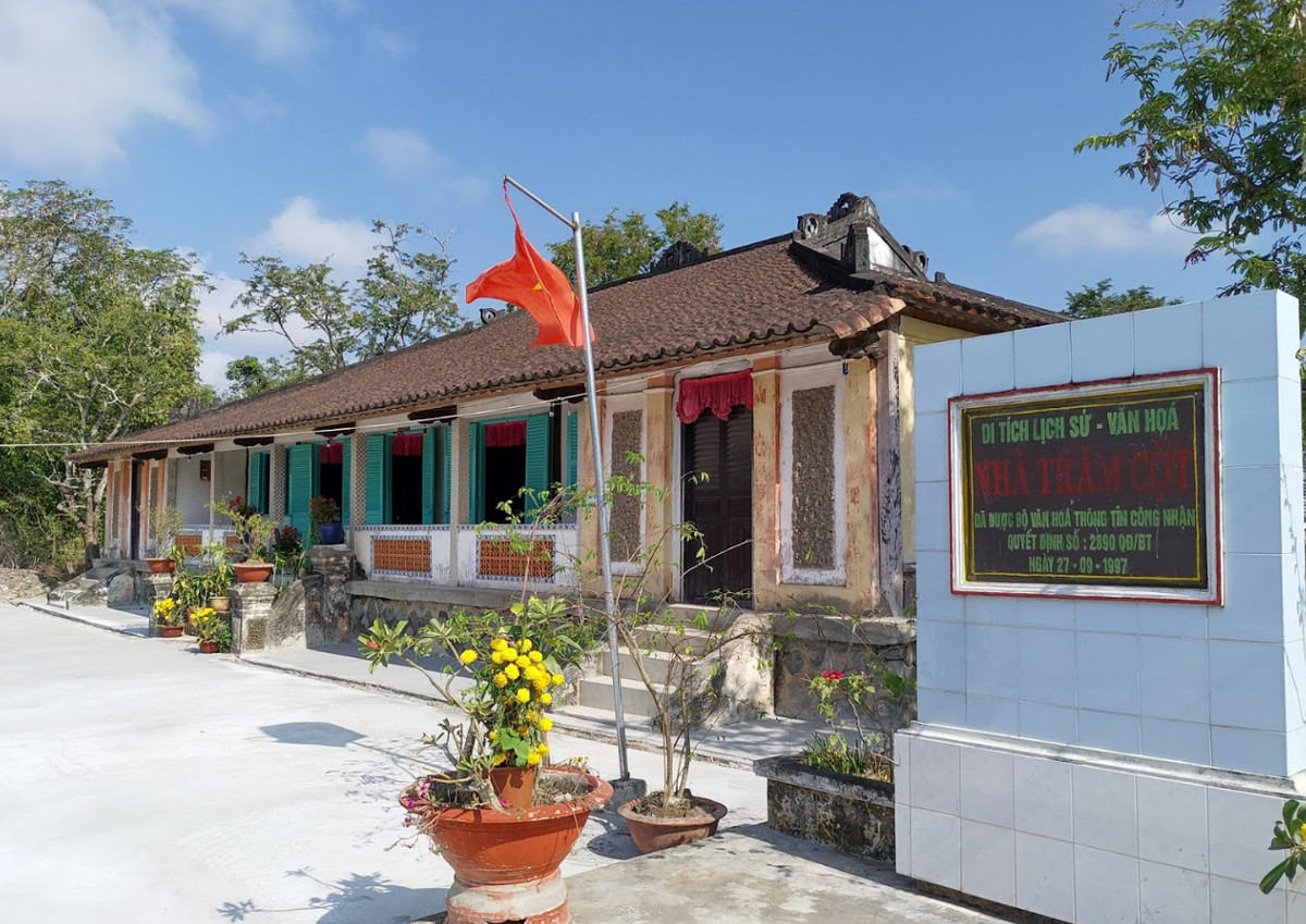 Nhà cổ Trăm Cột khởi công vào đầu năm 1898 đời vua Thành Thái, sau 3 năm hoàn thành phần xây dựng thô, và thêm 2 năm để trang trí nội thất. Ảnh: Thamhiemmekong