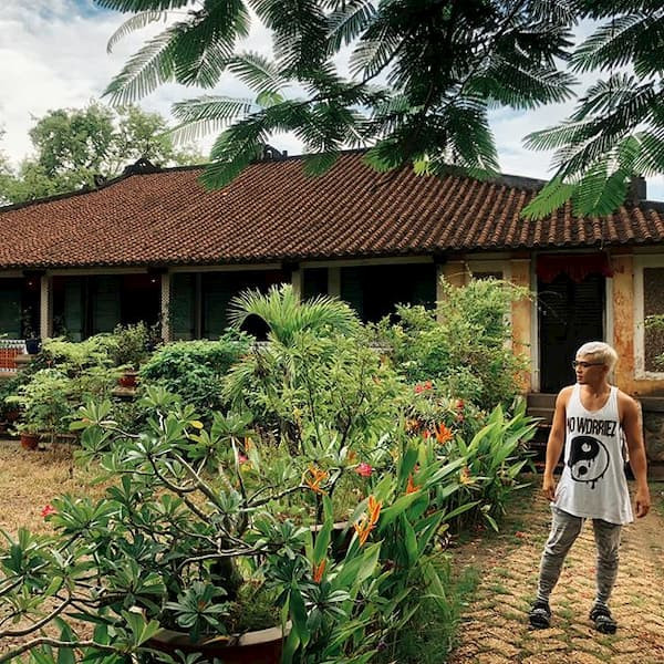 Mái nhà lợp ngói âm dương, nền nhà lát bằng đá tảng cao với mặt nền lát gạch Tàu lục giác. Ảnh: Tourdulichmientay