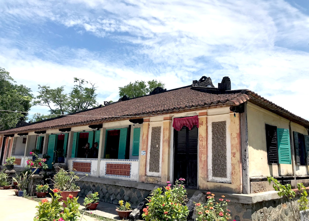 Điểm độc đáo của ngôi nhà không chỉ ở tên gọi xuất xứ theo đặc trưng kiến trúc mà còn vì đây là ngôi nhà “rường” của xứ Huế, nằm lọt giữa vùng quê Nam Bộ. Ảnh: Thamhiemmekong