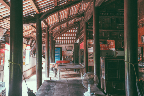 Căn nhà cổ gồm có hai phần: phần trước là nơi đón tiếp khách, phần sau là phần để ở và sinh hoạt. Ảnh: Vntrip