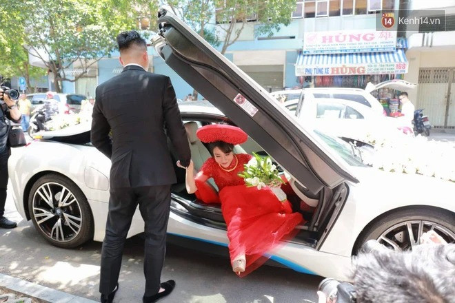 Trong lễ cưới với Diệp Lâm Anh hồi tháng 5/2018, Đức Phạm tới rước dâu bằng chiếc xe thể thao hybrid BMW i8 7 tỷ đồng cùng dàn xế hộp đắt đỏ. Ảnh: Doanh nghiệp tiếp thị