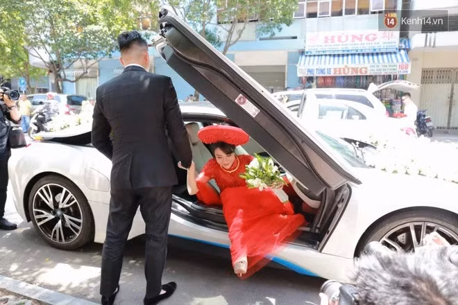Trong lễ cưới với Diệp Lâm Anh hồi tháng 5/2018, Đức Phạm tới rước dâu bằng chiếc xe thể thao hybrid BMW i8 7 tỷ đồng cùng dàn xế hộp đắt đỏ. Ảnh: Doanh nghiệp tiếp thị
