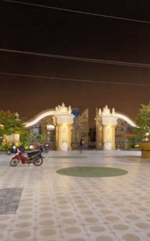 Khoảng sân cực kỳ rộng rãi.