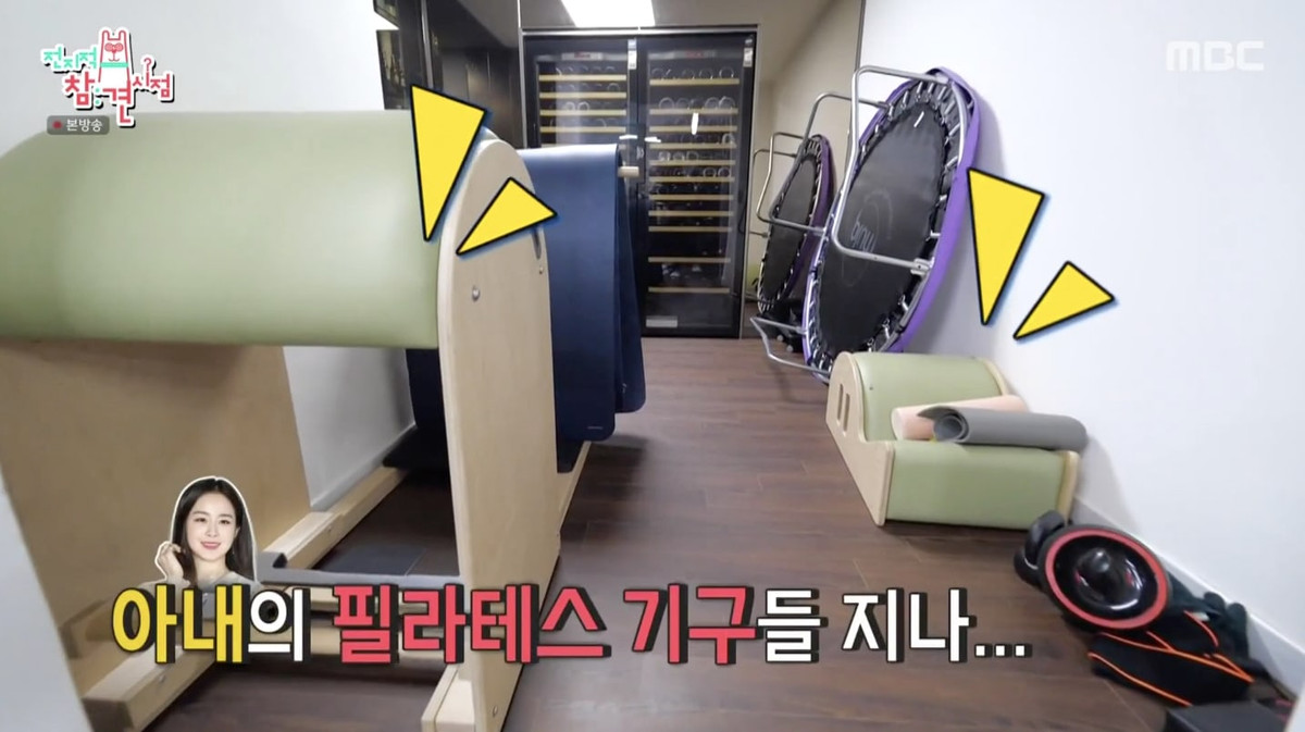 Trong nhà, nam diễn viên đầu tư nhiều dụng cụ tập luyện. Ảnh chụp màn hình