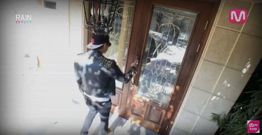 Cửa vào nhà thiết kế khóa bảo mật an toàn bằng mã số. Ảnh: Rain Effect