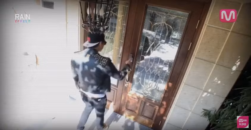 Cửa vào nhà thiết kế khóa bảo mật an toàn bằng mã số. Ảnh: Rain Effect