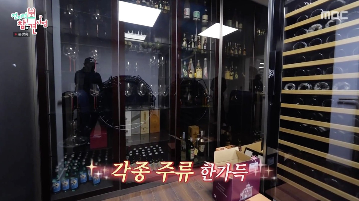 Một góc khác của tầng 1̣ là phòng chứa rượu lớn. Ảnh chụp màn hình