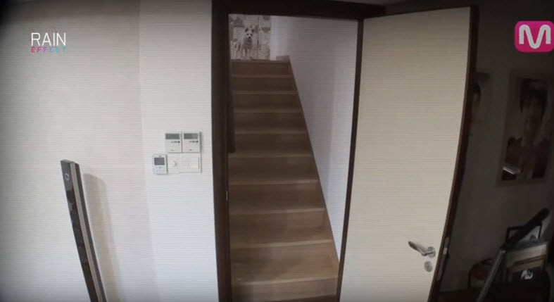 Lối lên tầng hai nhỏ gọn, hợp lý để không tốn diện tích. Ảnh: Rain Effect