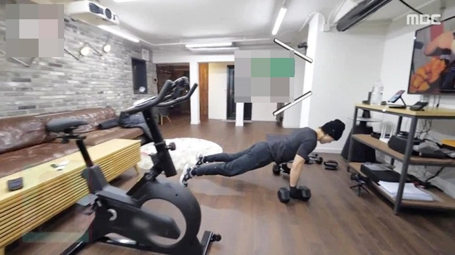 Bi Rain tích cực rèn luyện sức khoẻ tại nhà. Ảnh chụp màn hình