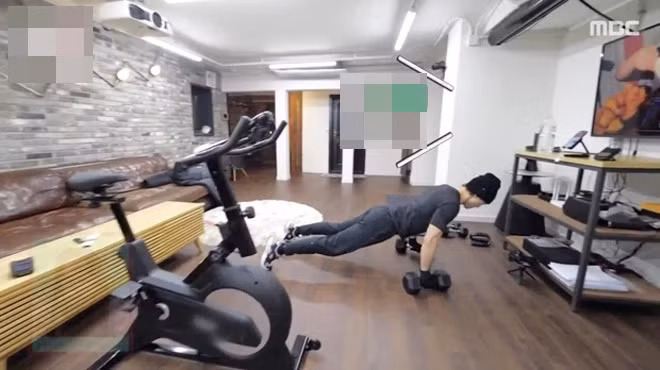 Bi Rain tích cực rèn luyện sức khoẻ tại nhà. Ảnh chụp màn hình