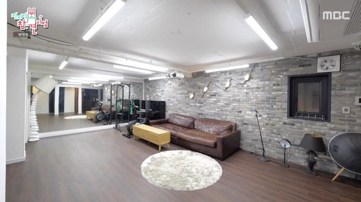 Phòng khách siêu rộng được thiết kế thêm cả khu vực tập gym. Ảnh chụp màn hình