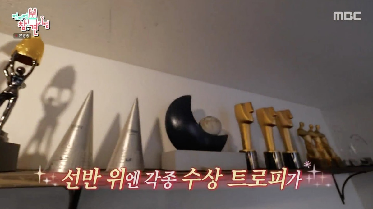 Căn biệt thự còn có một góc trang trọng đặt vô số danh hiệu cùng giải thưởng của Bi Rain và Kim Tae Hee. Ảnh chụp màn hình