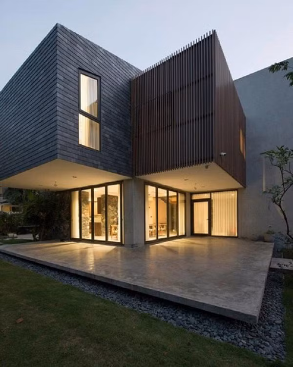 Biệt thự của MC Long Vũ có thiết kế "rất Tây". Cấu trúc tầng trên xòe rộng ra so với tầng dưới tạo không gian mở về mọi hướng. Ảnh: Vietnamnet