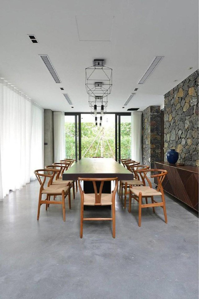 Không gian phòng ăn rộng rãi, hướng ra sân vườn. Ảnh: X1 Architect.