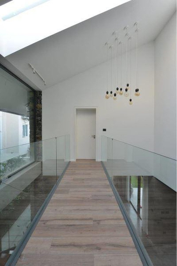 Hành lang thiết kế tinh xảo với hệ thống chiếu sáng lung linh. Ảnh: Okoncep