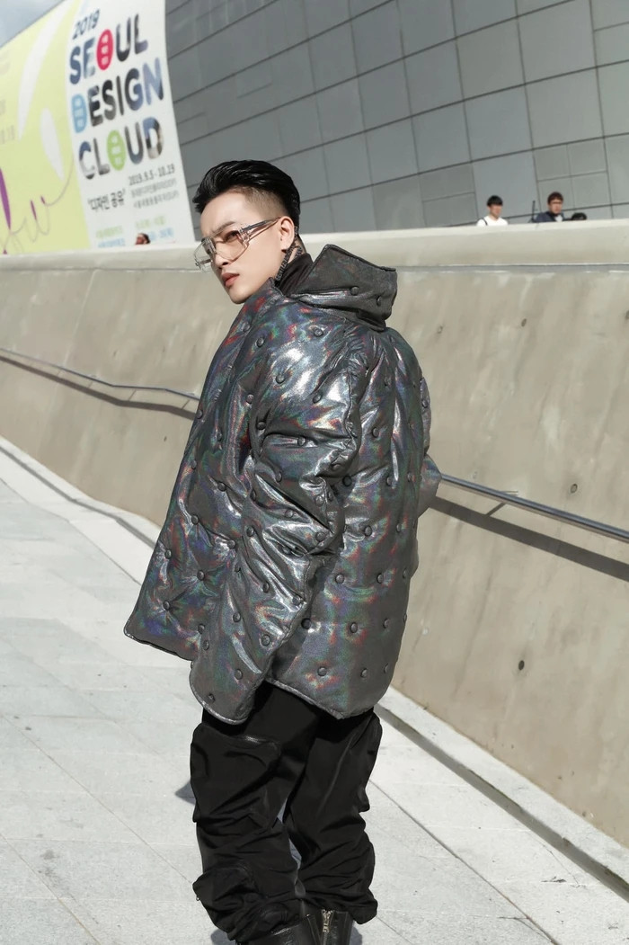 Ca sĩ TiTi cũng là một "tín đồ" của hàng hiệu khi diện trang phục đắt tiền đến từ những thương hiệu uy tín. Ảnh: FB Linh Phuong Pham