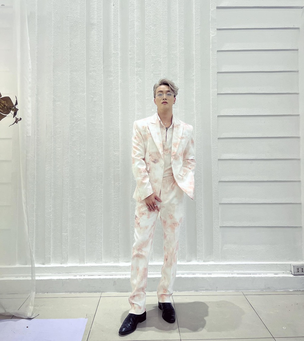 Hình ảnh ngồi bên đống tiền khiến không ít người liên tưởng đến khối tài sản và độ giàu có của nam ca sĩ. Ảnh: Facebook Linh Phuong Pham