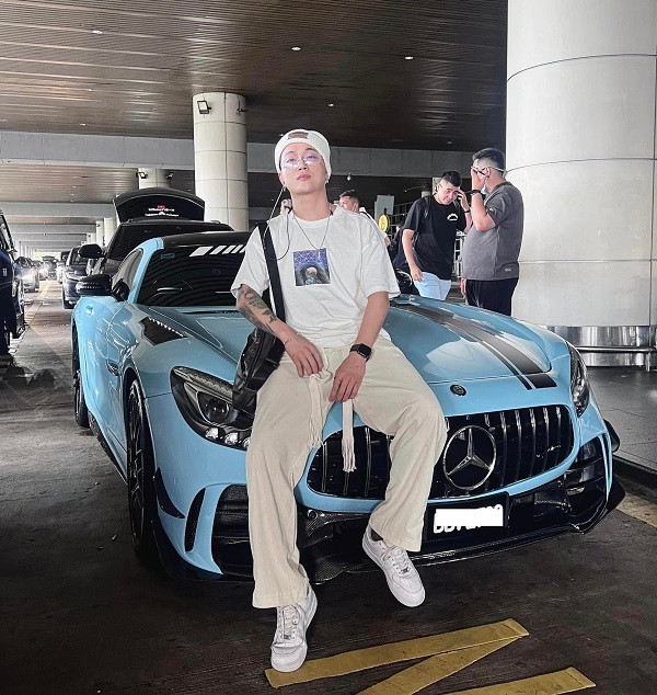 Ngoài Lamborghini, nam ca sĩ còn thường xuyên có những bộ ảnh độc lạ với dàn xế hộp xịn từ Porsche đến Roll Royce. Ảnh: FB Linh Phuong Pham