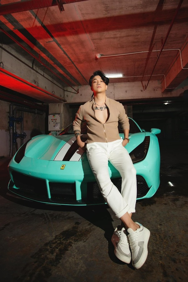 Nhờ đó, TiTi sở hữu dàn siêu xe tiền tỷ khiến khán giả choáng ngợp. Ảnh: Facebook Linh Phuong Pham