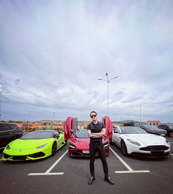 Gần đây, TiTi đăng tải khoảnh khắc check-in cùng chiếc Lamborghini màu xanh mint thời thượng. Những chiếc Lamborghini đời mới có giá giao động từ 7 - 13 tỷ đồng. Ảnh: FB Linh Phuong Pham