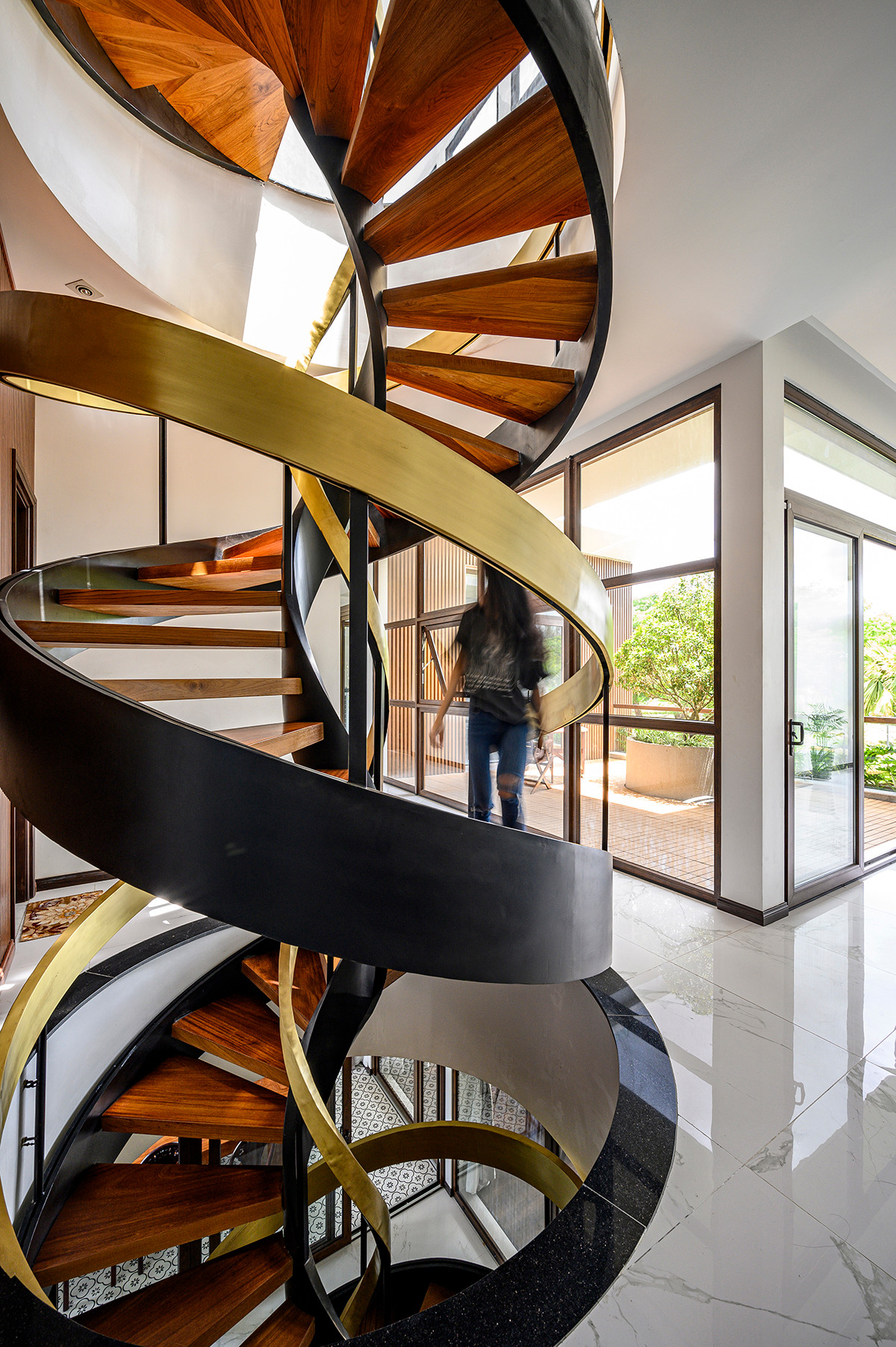 Cầu thang xoắn ốc là điểm nhấn nghệ thuật cho trái tim của công trình.