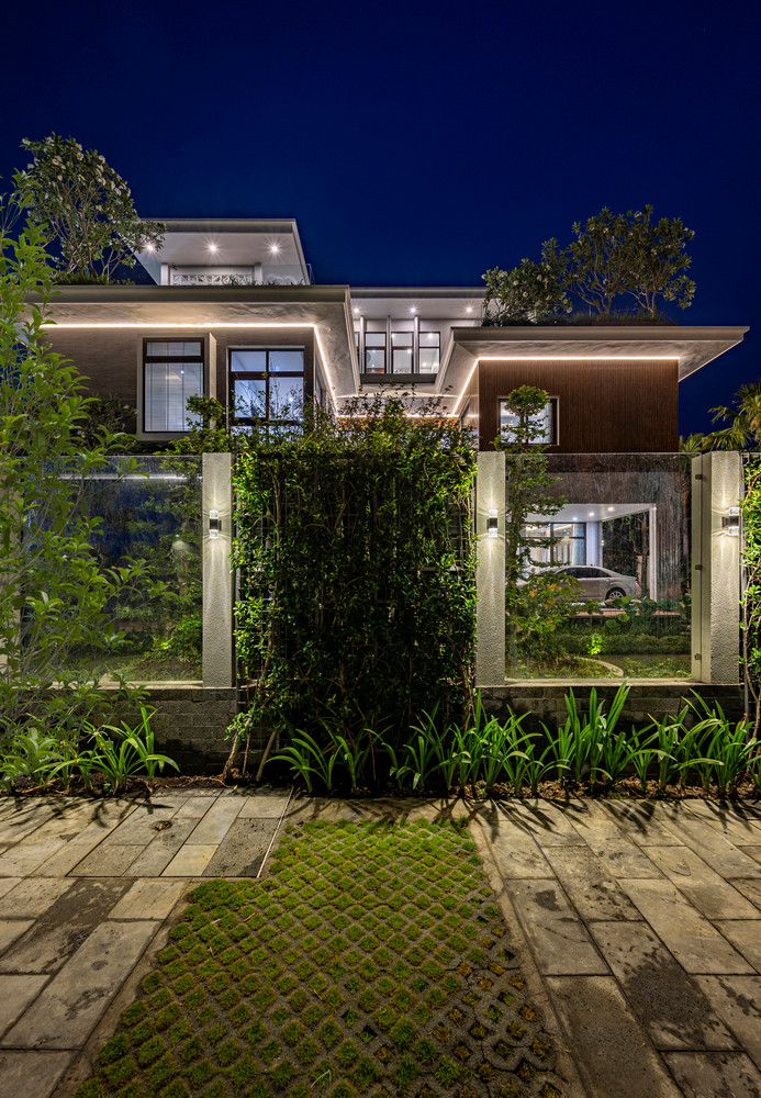 Công trình sử dụng các vật liệu thân thiện với môi trường như gạch không nung để làm vách ngăn, thép chịu thời tiết cho hàng rào và mặt tiền hai lớp.