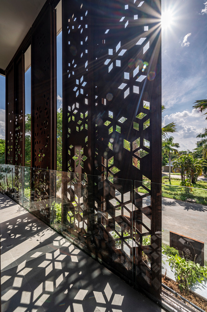 Với không khí luân chuyển tự nhiên đặc trưng của gió mùa, căn biệt thự được thiết kế với không gian mở, tường chắn gió, bố trí cửa ra vào và cửa sổ hợp lý nhằm lấy được luồng gió đối lưu, mang hơi mát tự nhiên vào bên trong.