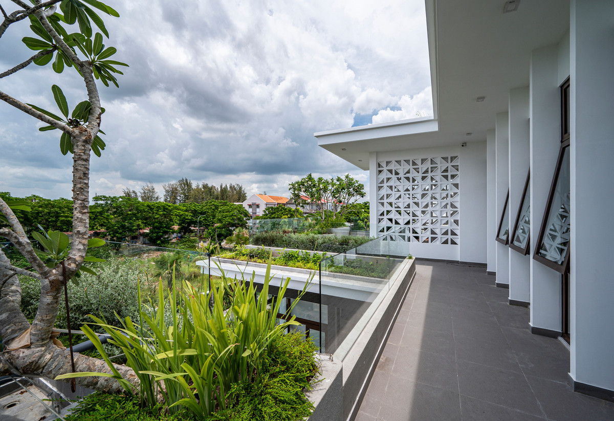 Gia chủ là người yêu thiên nhiên nên kiến trúc sư dành phần lớn diện tích đất cho cây xanh, mặt nước, thảm cỏ... nhằm góp phần cải tạo vi khí hậu và giảm hiệu ứng đô thị.