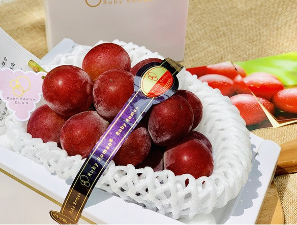 Tại Việt Nam, nho Ruby Roman được một số cửa hàng hoa quả nhập khẩu bán với giá vô cùng đắt đỏ, từ 2,5 - 3,5 triệu đồng/chùm tuỳ loại. Ảnh: Facebook