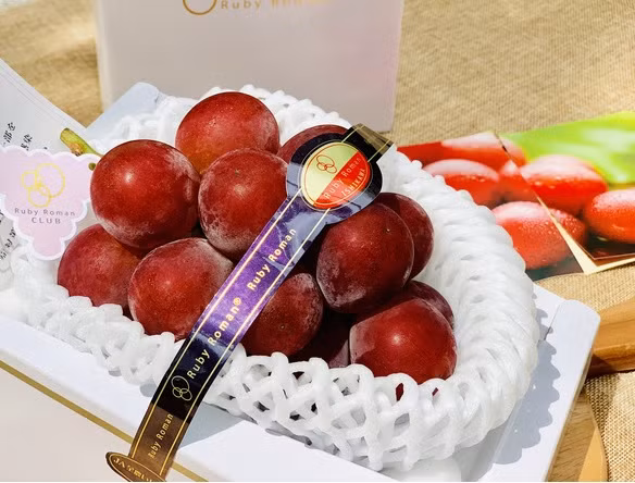 Tại Việt Nam, nho Ruby Roman được một số cửa hàng hoa quả nhập khẩu bán với giá vô cùng đắt đỏ, từ 2,5 - 3,5 triệu đồng/chùm tuỳ loại. Ảnh: Facebook