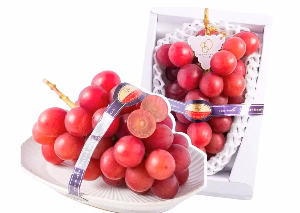 Nho Ruby Roman được xem là một trong những trái cây đắt đỏ nhất thế giới. Năm 2008, một chùm nho Ruby Roman 24 quả đã được đấu giá lên tới 254 triệu đồng. Ảnh: Farmersmarket