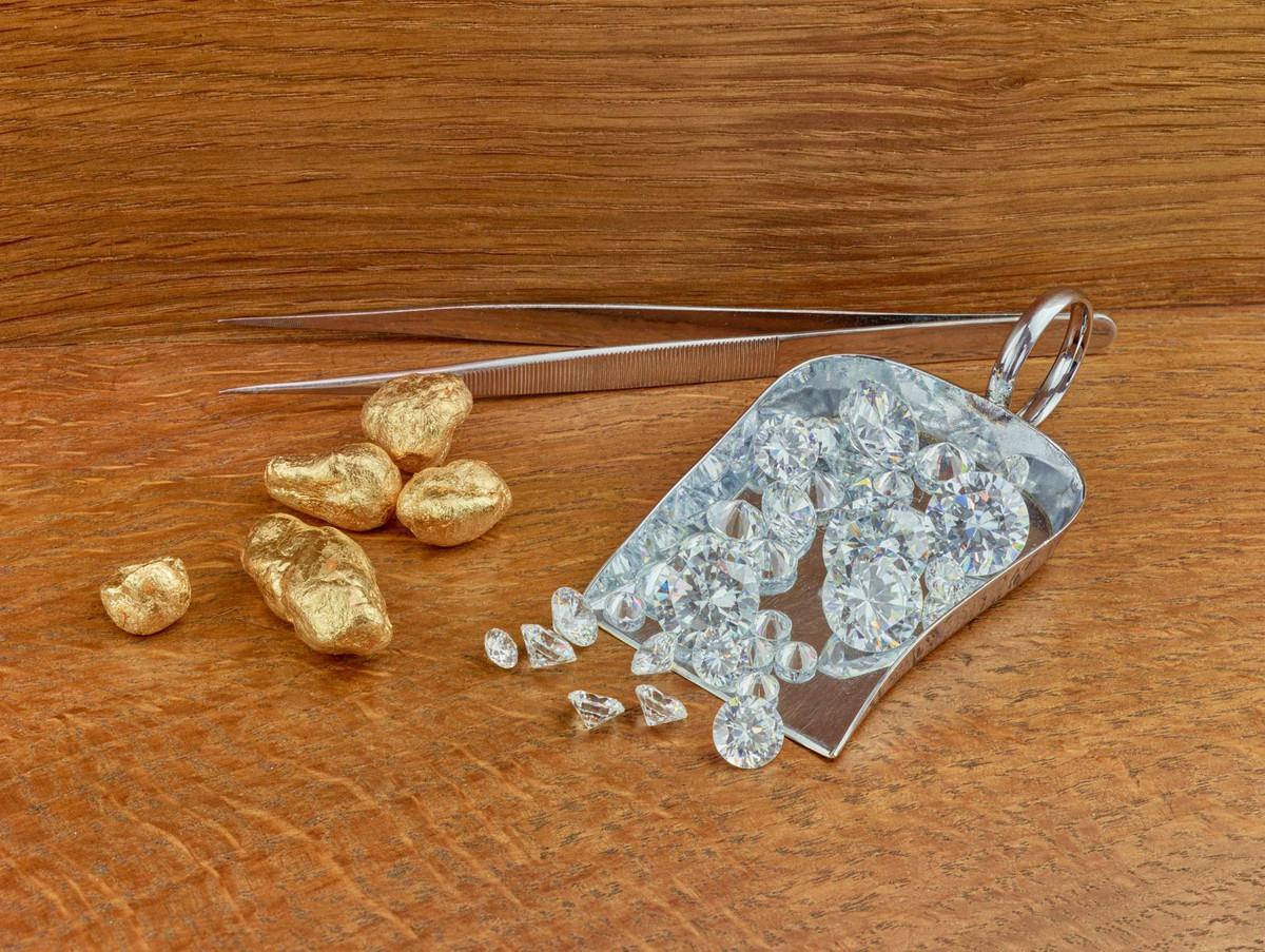 Một cục vàng 1 ounce khó tìm hơn một viên kim cương 5 cara. Vàng cốm là những khối vàng bản địa được phát hiện trong đất và lòng suối. Vàng cốm thường có từ 70 đến 95% là vàng, phần còn lại chủ yếu là bạc.