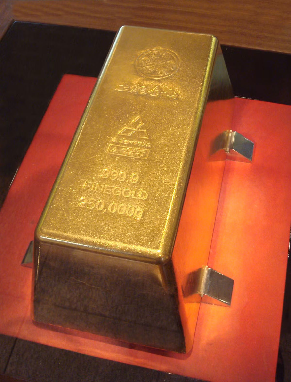 Thỏi vàng lớn nhất thế giới nặng 250 kg, được chế tạo bởi Tập đoàn Vật liệu Mitsubishi vào năm 2005. Dựa trên giá vàng hiện tại, thỏi vàng này trị giá hơn 14 triệu USD.