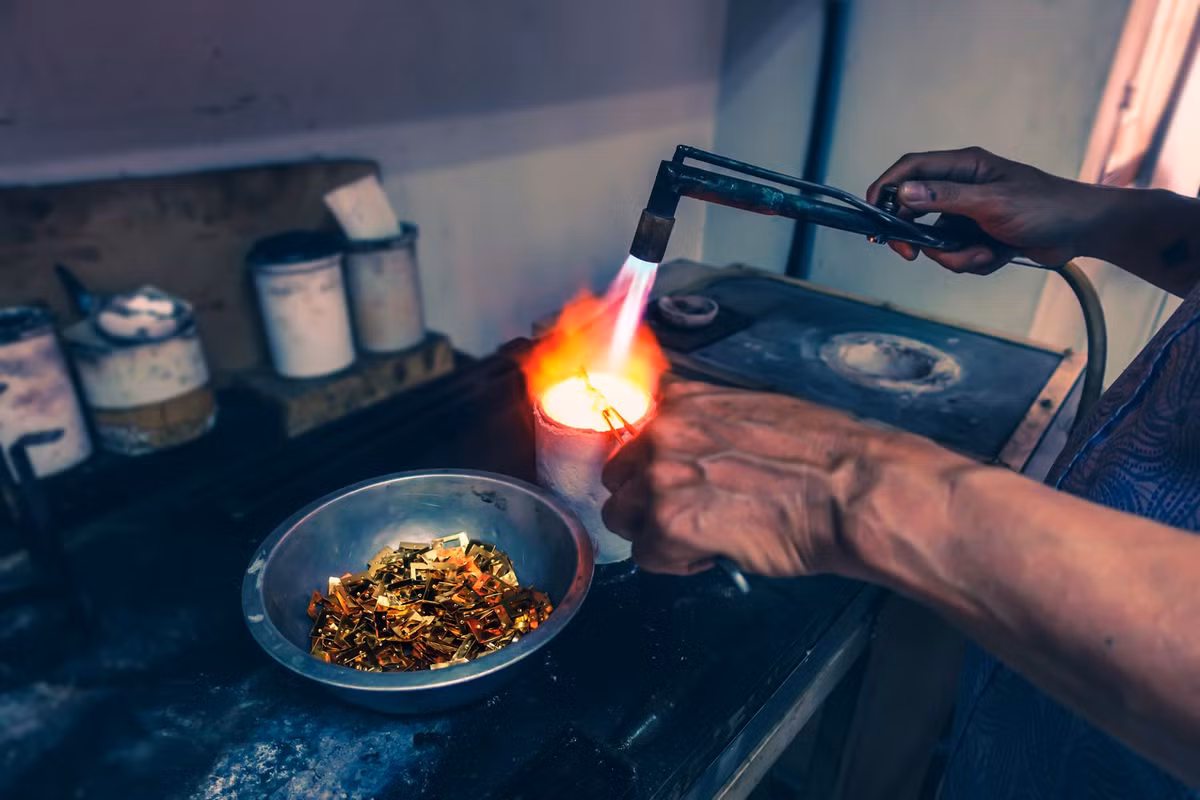 Người châu Âu thời trung cổ nghĩ rằng uống vàng nóng chảy với ngọc lục bảo nghiền nát có thể chữa được bệnh dịch hạch