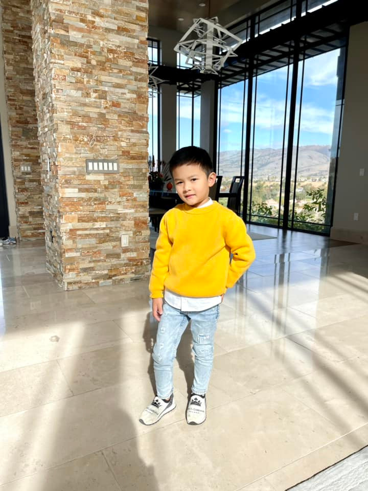 Ngôi nhà đầy đủ tiện nghi gồm sân vườn, bể bơi và các phòng chức năng. Ảnh: FBNV