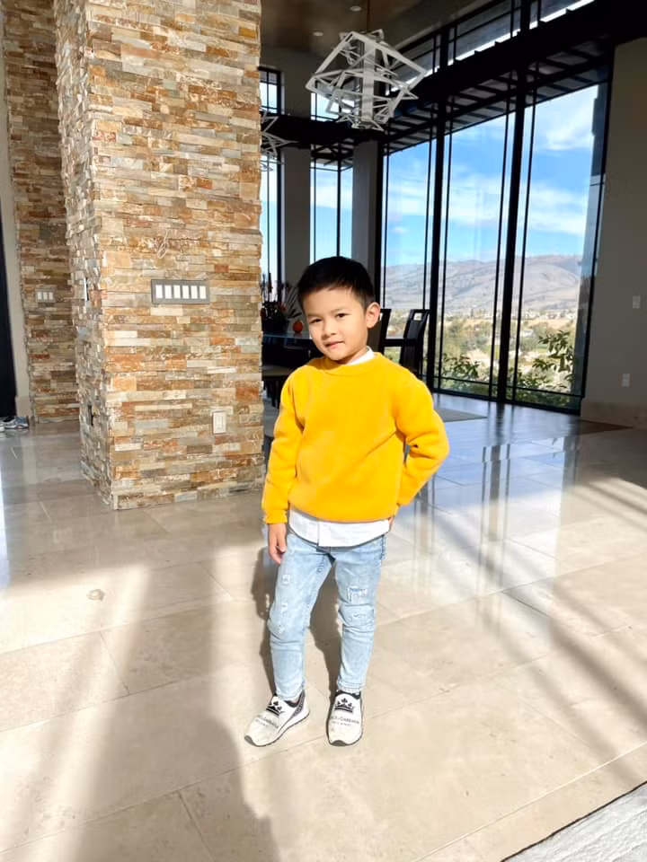 Ngôi nhà đầy đủ tiện nghi gồm sân vườn, bể bơi và các phòng chức năng. Ảnh: FBNV