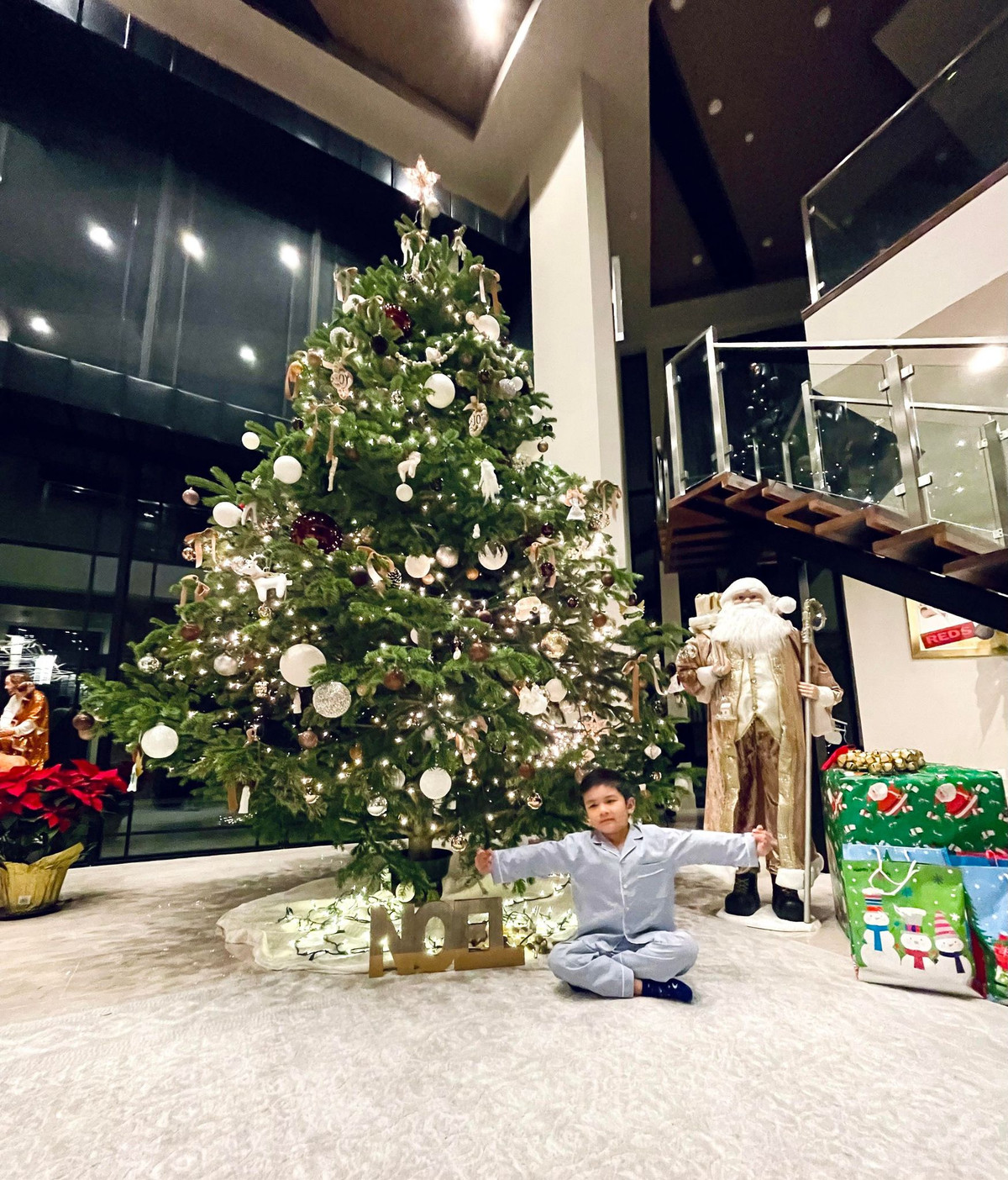 Thiên Từ là "trợ lý" đắc lực cho mẹ trong quá trình trang trí ngôi nhà. Ảnh: Facebook