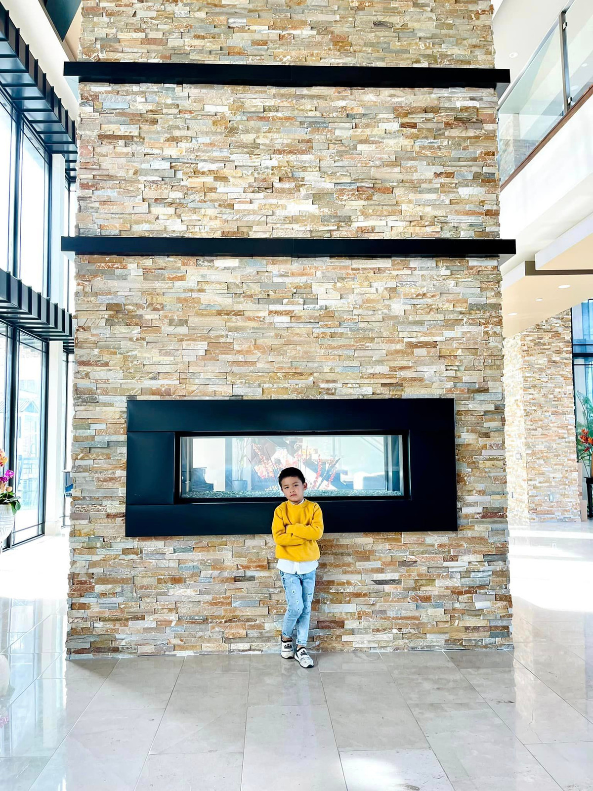 Biệt thự nằm trong khu nhà giàu có view thung lũng và thiết kế sang trọng. Ảnh: FBNV