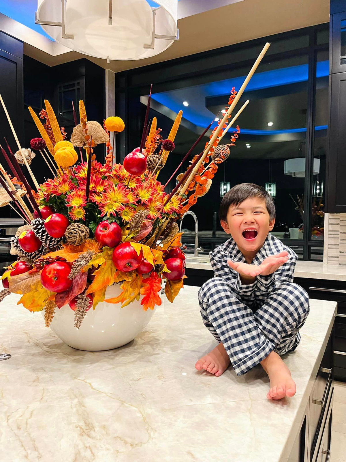 Trong dịp lễ Halloween, doanh nhân Thuỷ Tiên tranh trí bằng bình hoa rực rỡ. Ảnh: FBNV