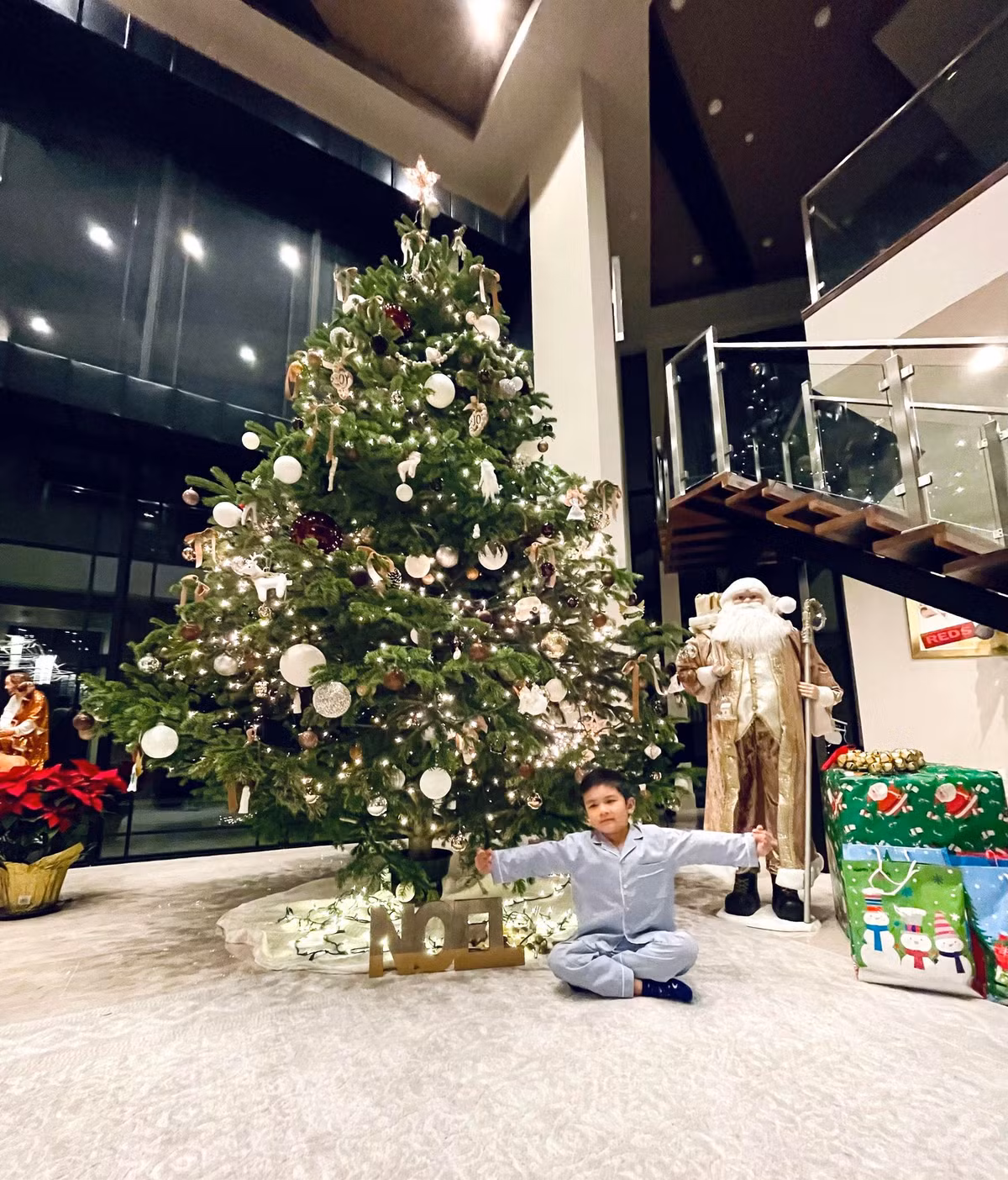 Thiên Từ là "trợ lý" đắc lực cho mẹ trong quá trình trang trí ngôi nhà. Ảnh: Facebook