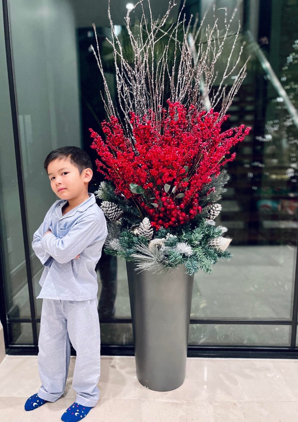 Phòng khách, phòng sinh hoạt chung được chị trang trí bằng tông màu kem và nâu sẫm. Ảnh: Ngoisao