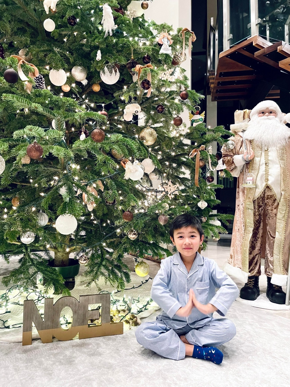 Cuối năm là thời gian bận rộn nhưng Thuỷ Tiên vẫn cố gắng thu xếp để tự tay cắm hoa, trang trí cây thông chuẩn bị đón Giáng sinh. Ảnh: Ngoisao