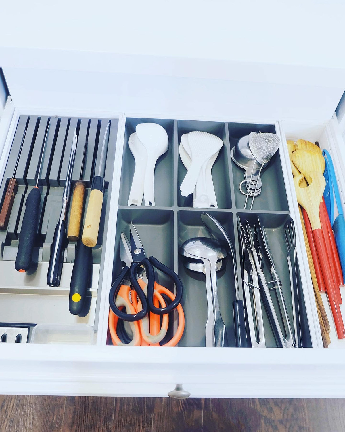 Kệ để dao kéo ấn tượng.