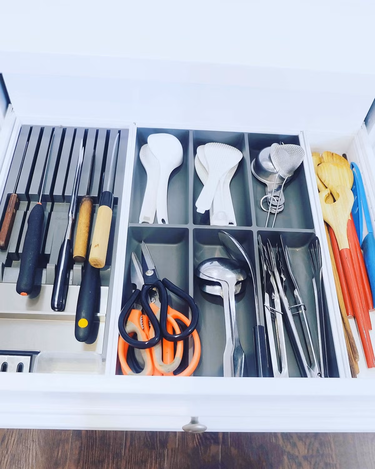 Kệ để dao kéo ấn tượng.