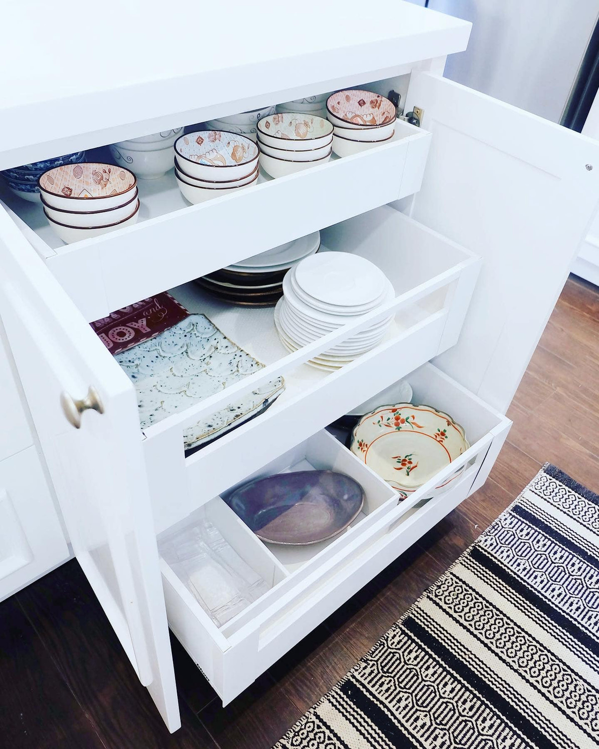 Đặc biệt, bà xã Hoàng Bách bố trí đồ đạc gọn gàng và ngăn nắp cho căn bếp thêm phần ấn tượng.