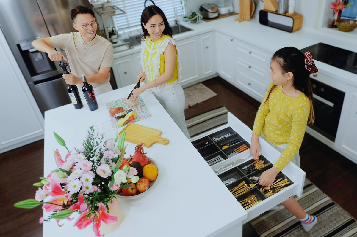 Phòng bếp của vợ chồng Hoàng Bách sử dụng tông màu trắng làm chủ đạo.