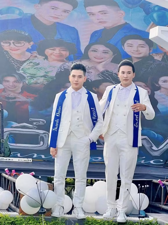 Mới đây, Hà Trí Quang - Thanh Đoàn đã tổ chức tiệc tân gia mừng biệt thự siêu hoành tránh tại quê nhà Đồng Tháp.