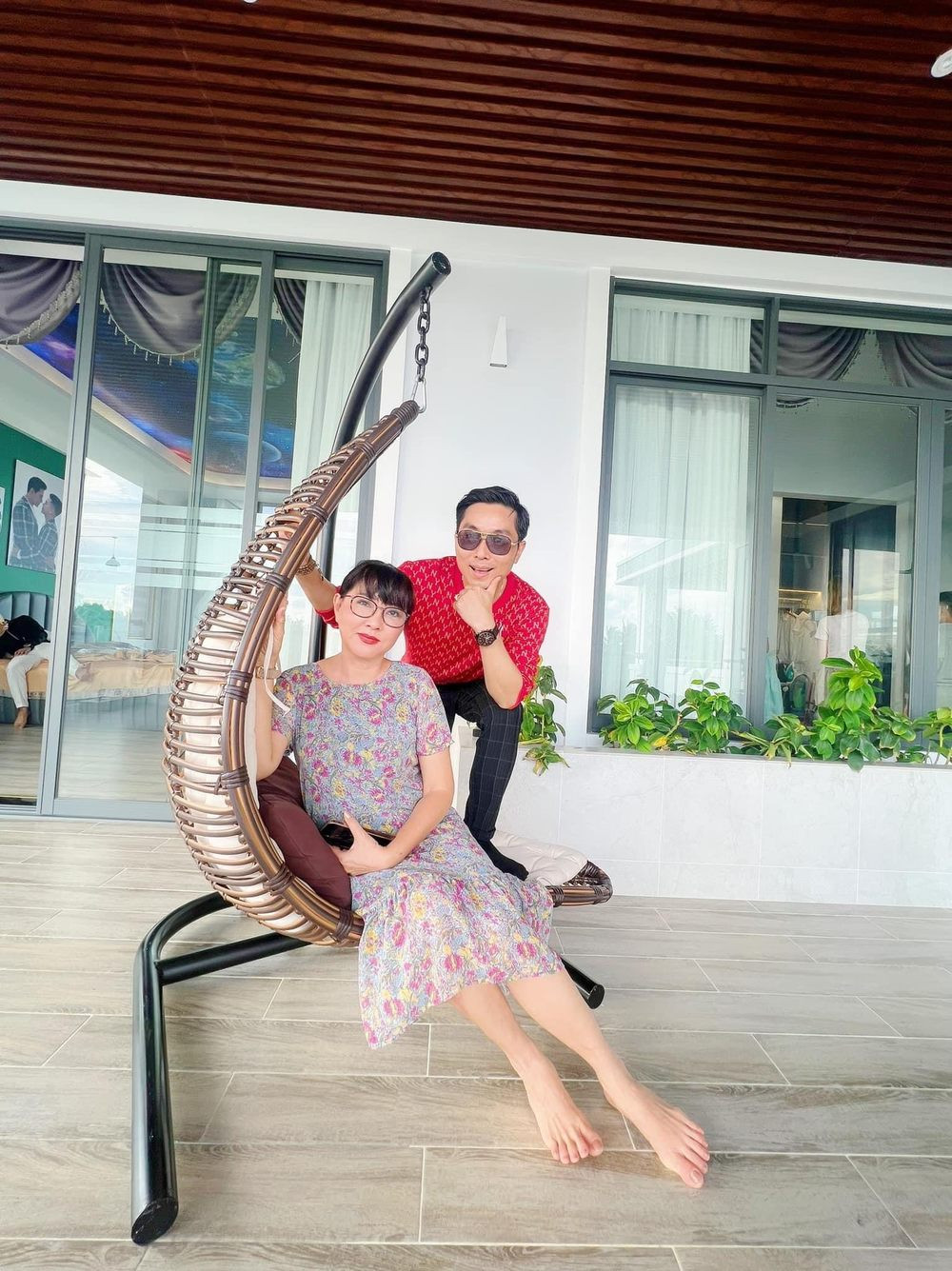 Phía ngoài ban công phòng ngủ rộng thênh thang với chiếc ghế thư giãn.