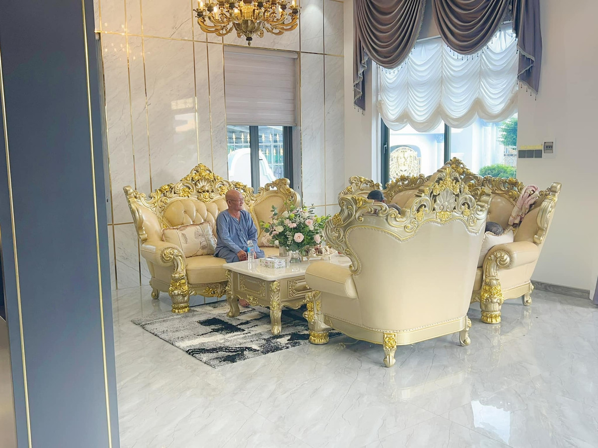 Nội thất phòng khách được bài trí theo phong cách cổ điển.